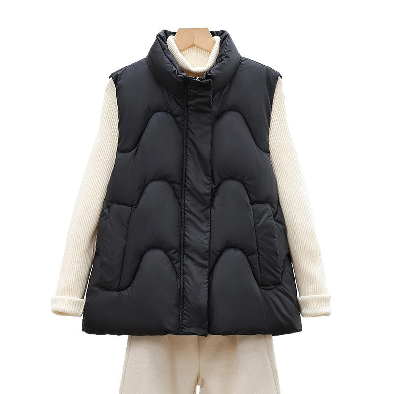 Dam sleeveless quiltad väst med high polo krage och ergonomic arc quiltning