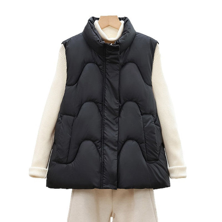 Dam sleeveless quiltad väst med high polo krage och ergonomic arc quiltning