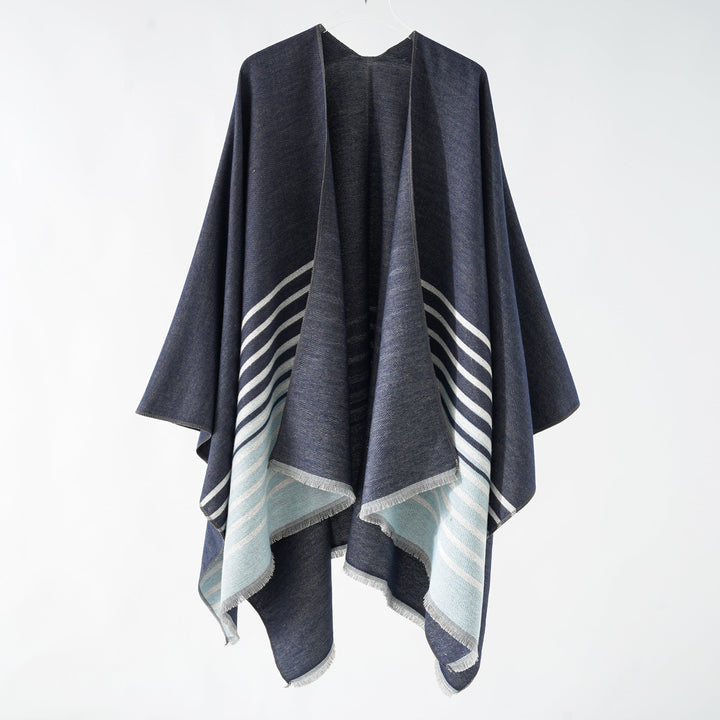 Dam oversized poncho med en boxy passform, featuring en diagonal stripe panel och finely fringed fåll.