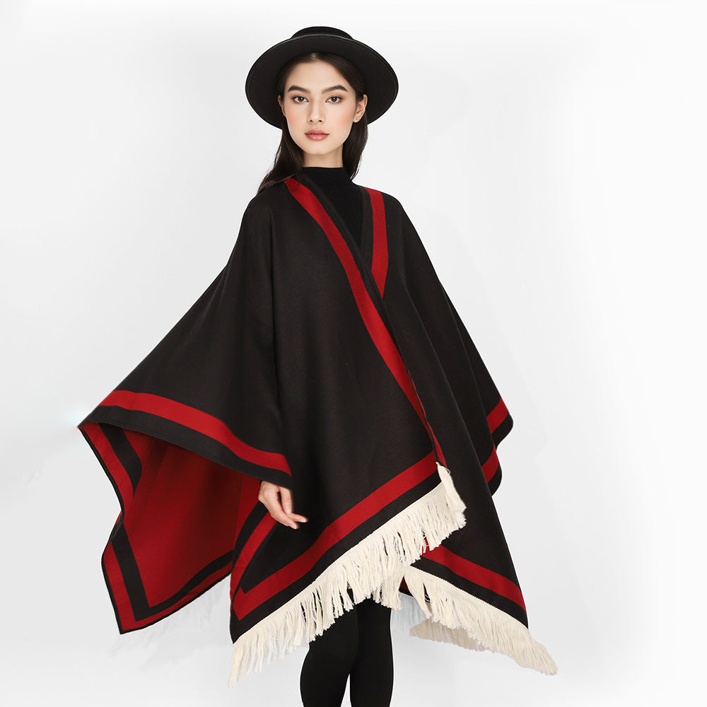 Dam quiltad oversized capeponcho i kimono skärning med kontrast kant och fransfåll