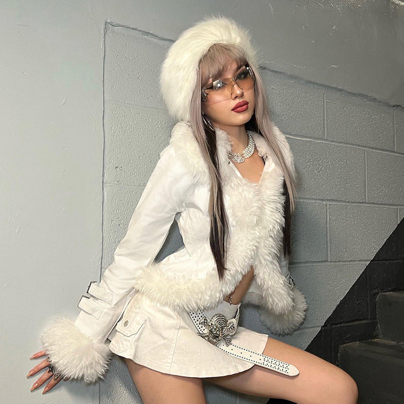 Dam kort figursydd faux fur bolero jacka med V-neck och decorative strap ärmar