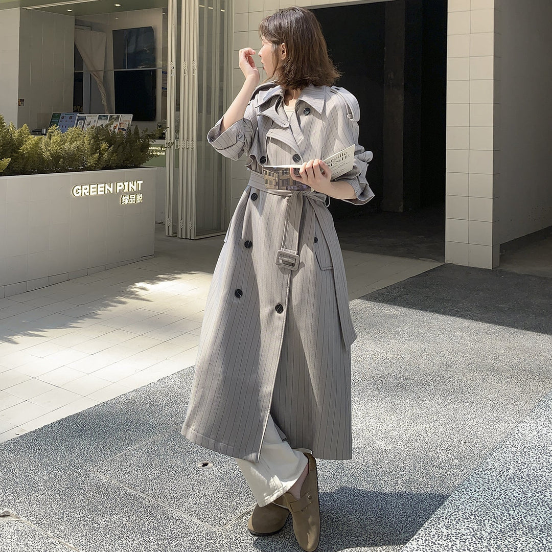 Dam elegant Maxi lång Pinstripe trench med Shoulder Pads och Gathered ärmar