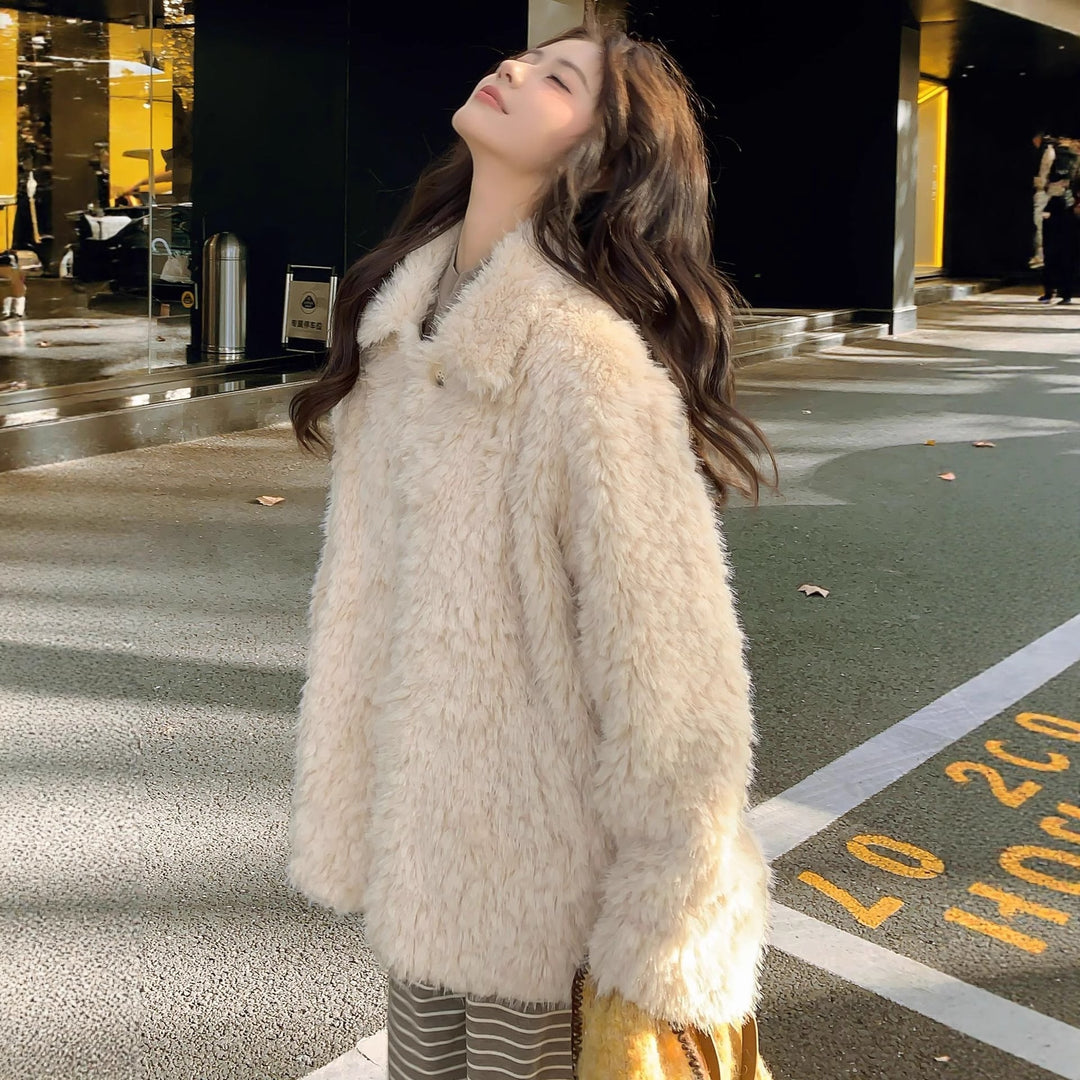 Dam faux fur kappa med fluffy teddy look och raglan ärm