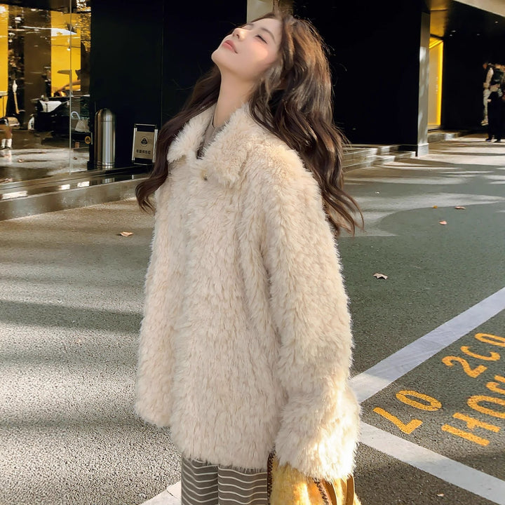 Dam faux fur kappa med fluffy teddy look och raglan ärm