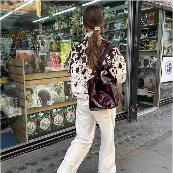Dam kort skärning Western-Inspired jacka med Cow Spot Faux Fur och bröstfickor