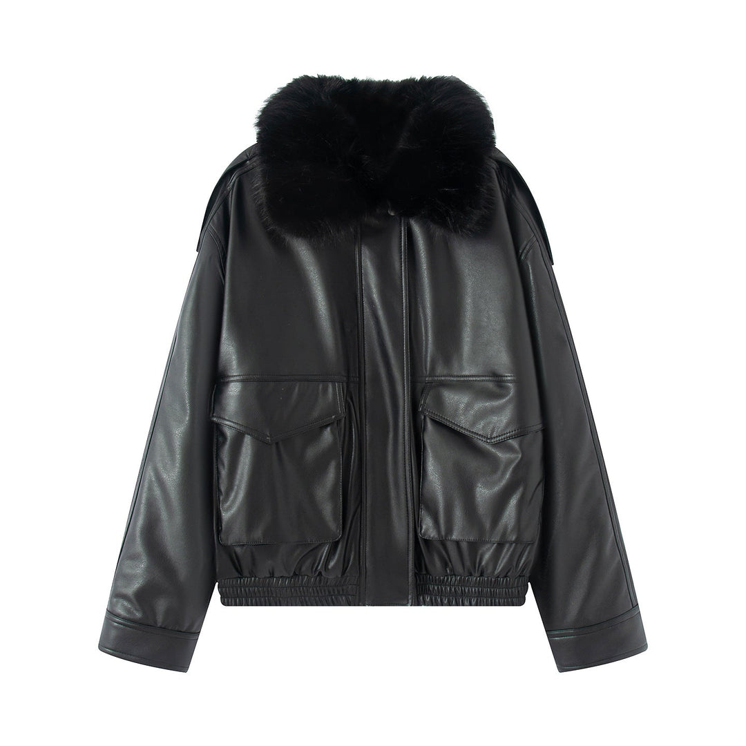 Dam figurnära konstläder blouson med voluminous fuskpälskrage och flap fickor