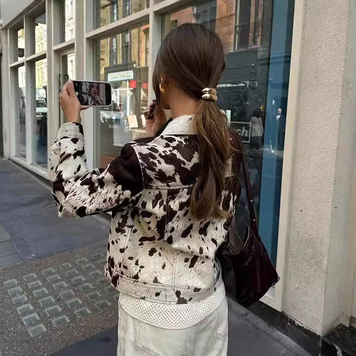 Dam kort skjortjacka med Cow Spot mönster och Patch bröstfickor