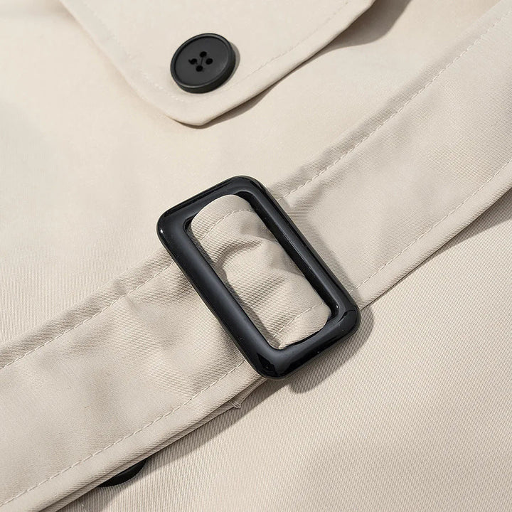 Dam kort trenchcoat med ståkrage, axel flaps och midjebälte