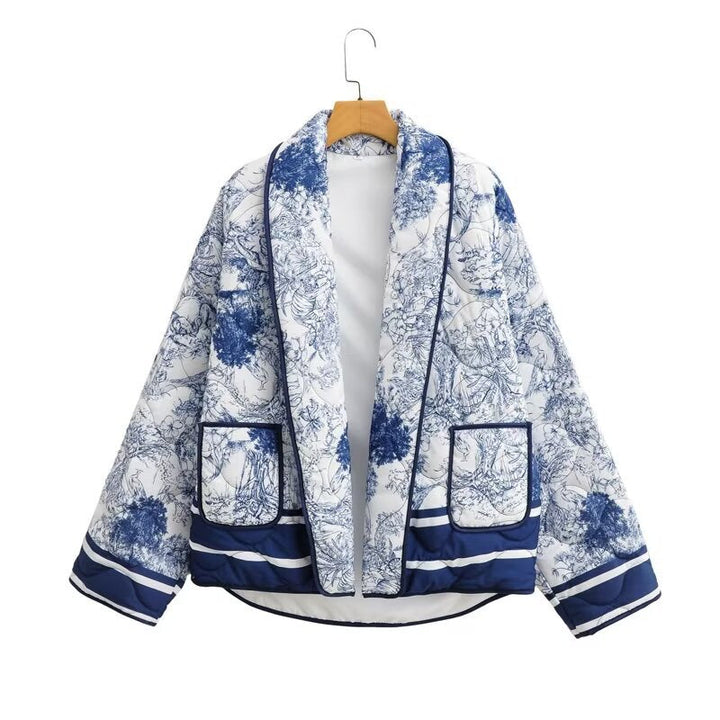 Dam lätt quiltad kort jacka i kimono stil med bred sjalkrage, kontrast piping, och påsydda fickor