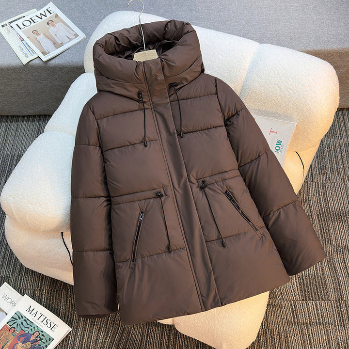 Dam nano kort vadderad hooded jacka med high standing krage, drawstring och diagonal dragkedja pocket design