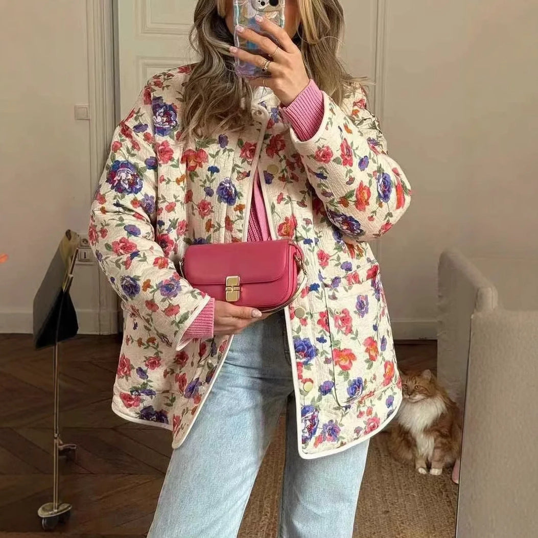 Dam lätt quiltad shacket med rund hals, snap button front och stor flap fickor
