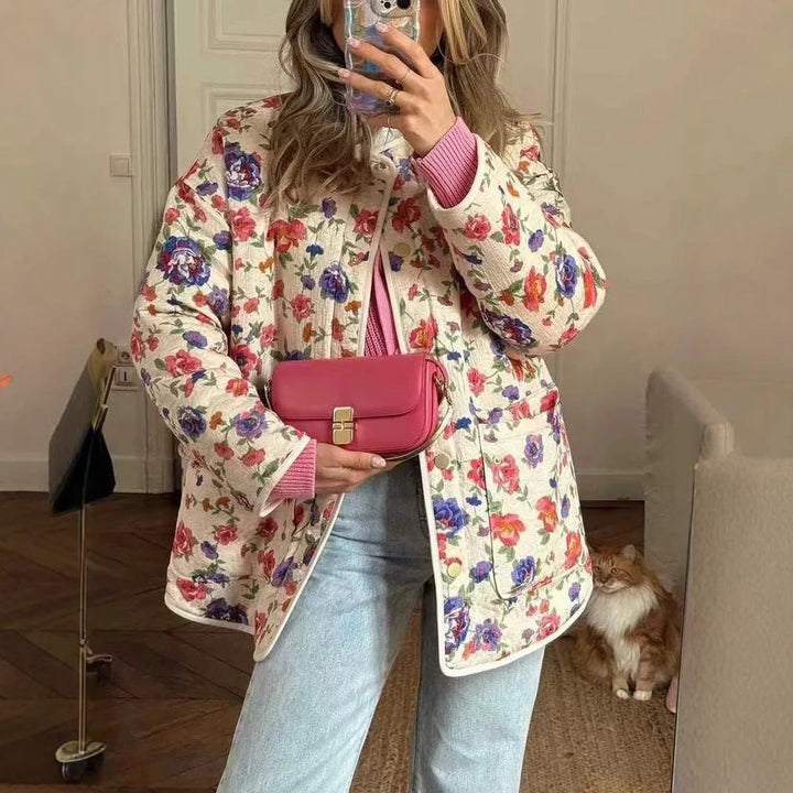 Dam lätt quiltad shacket med rund hals, snap button front och stor flap fickor