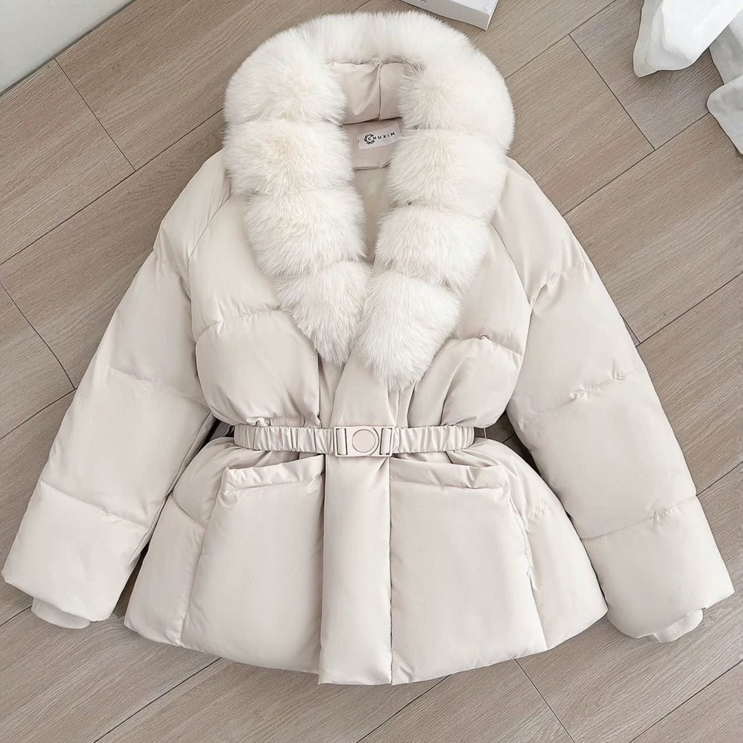 Dam figursydd kort quiltad jacka med voluminous sjalkrage tillverkad av Faux Fur och Decorative bälte