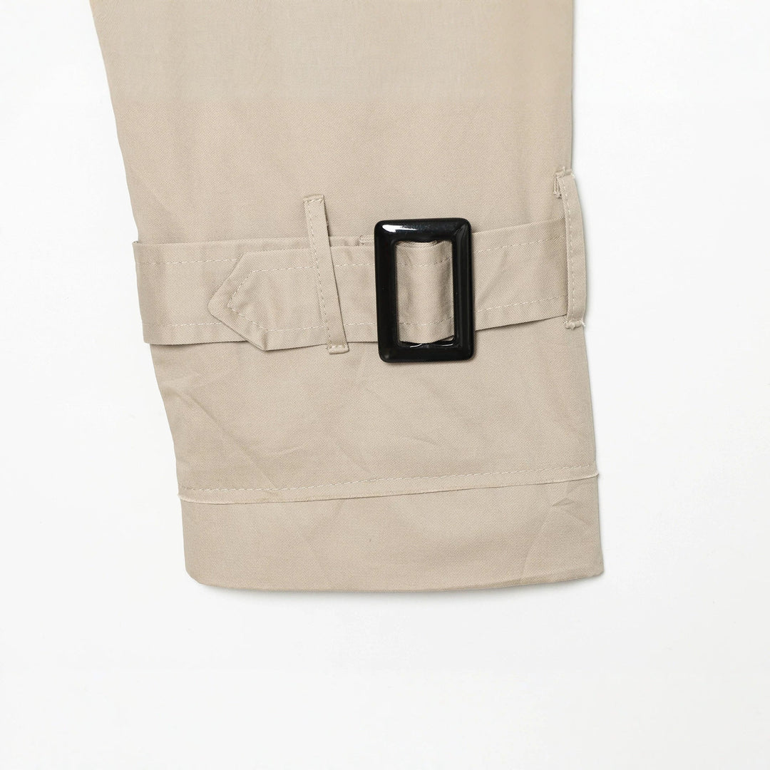 Dam Kort Trenchcoat med Double-Breasted Knapp Knäppning, Shoulder Flaps, och Waist Belt