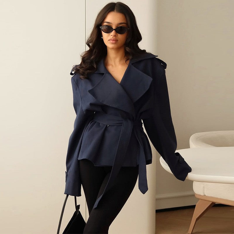 Dam kort trenchcoat med Double knappslå, midjebälte, och Shoulder Straps