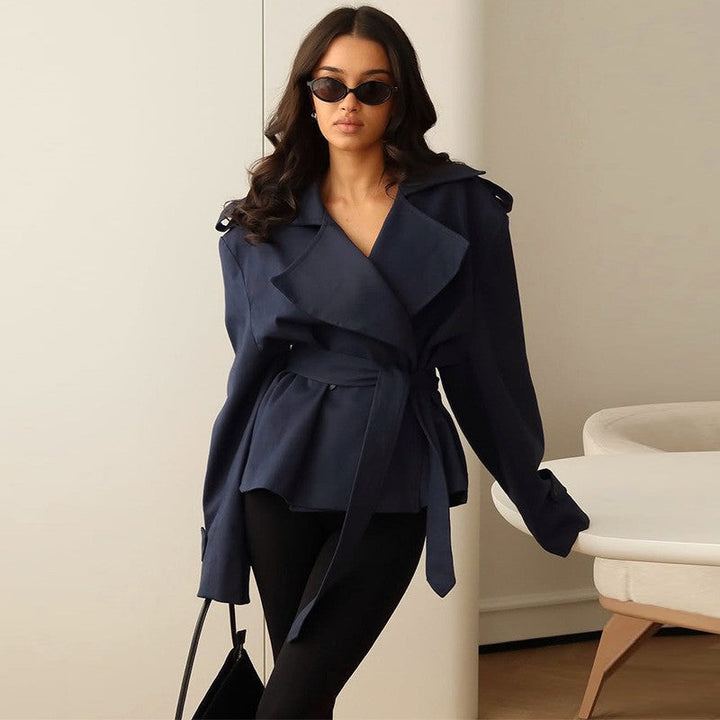 Dam kort trenchcoat med Double knappslå, midjebälte, och Shoulder Straps