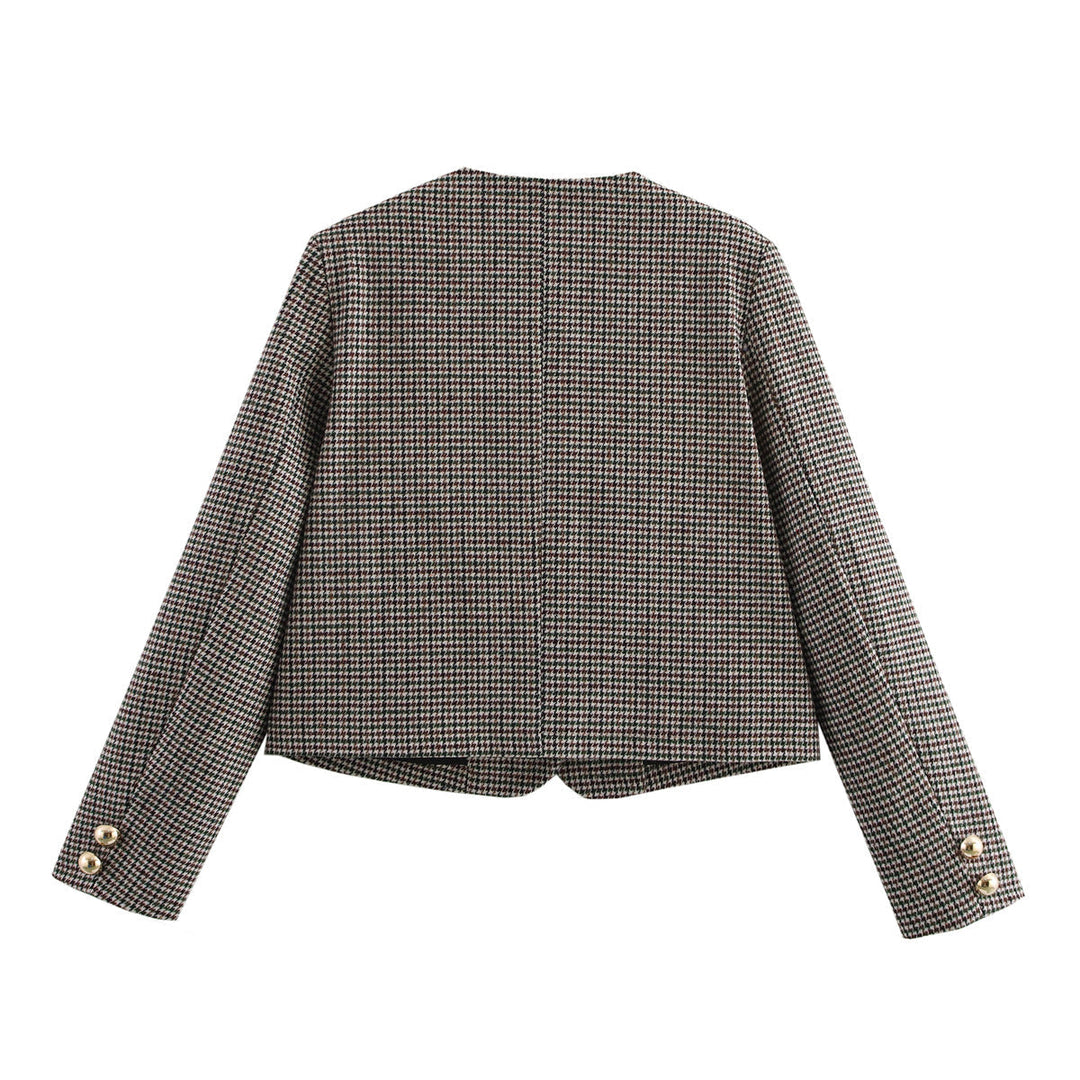 Dam figursydd kort jacka i houndstooth mönster med golden decorative knappar och angled fickor