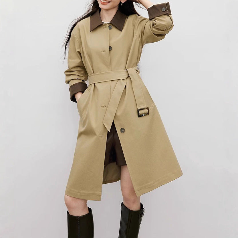 Dam stilren trenchcoat med kontrasterande detaljer