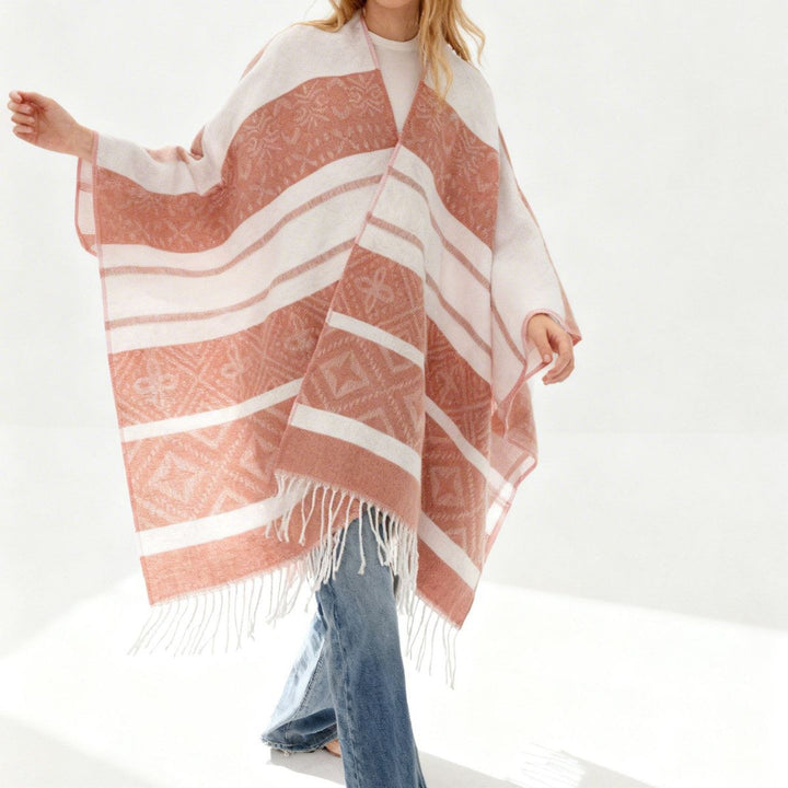 Dam Oversize Cape med woven diamond jacquard, V-neck och fransfåll