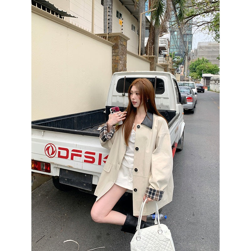 Dam kort jacka in oversize trench stil med kontrast krage gjord konstläder och rutig turn-up mudd