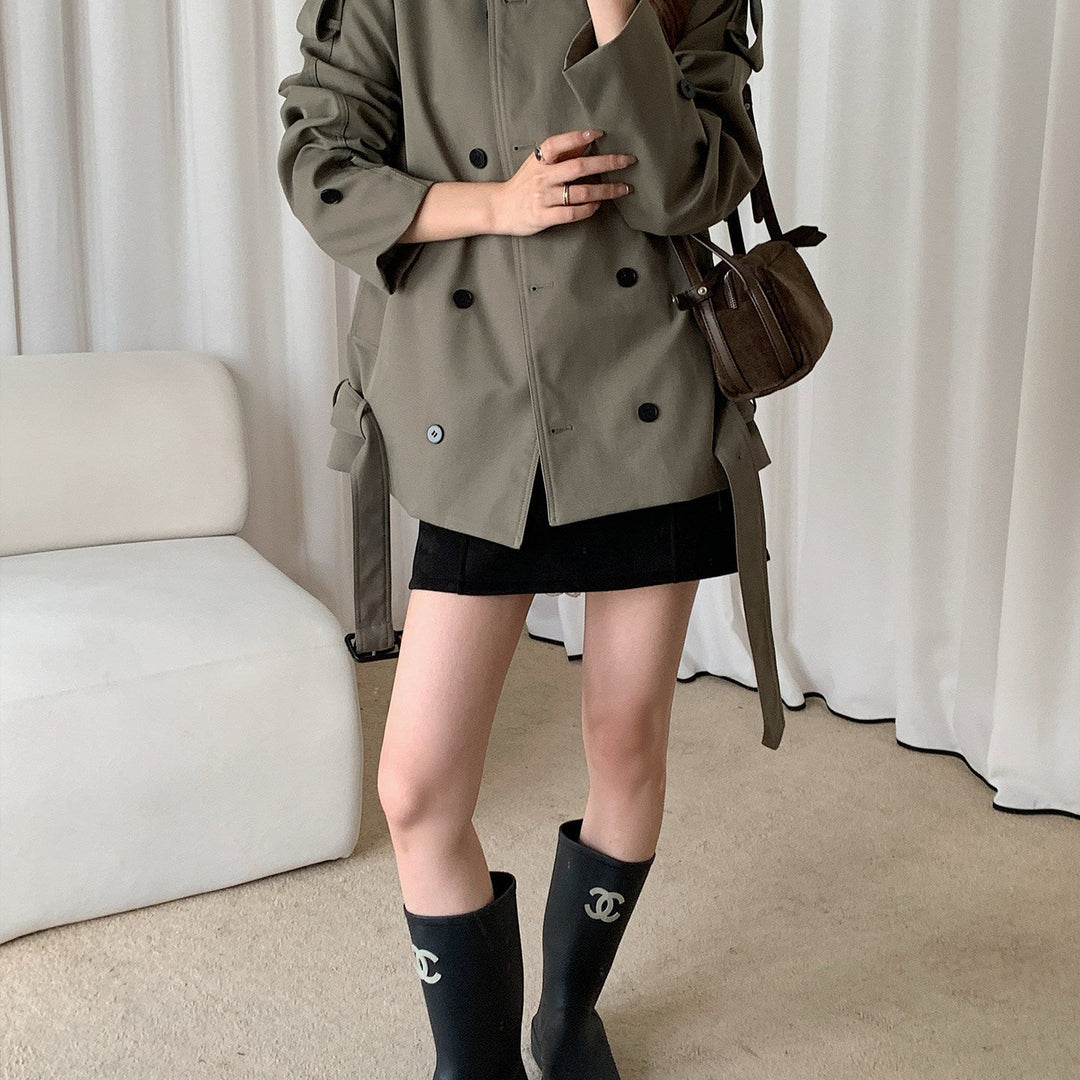 Dam kort double-breasted trenchcoat med ståkrage och shoulder flaps