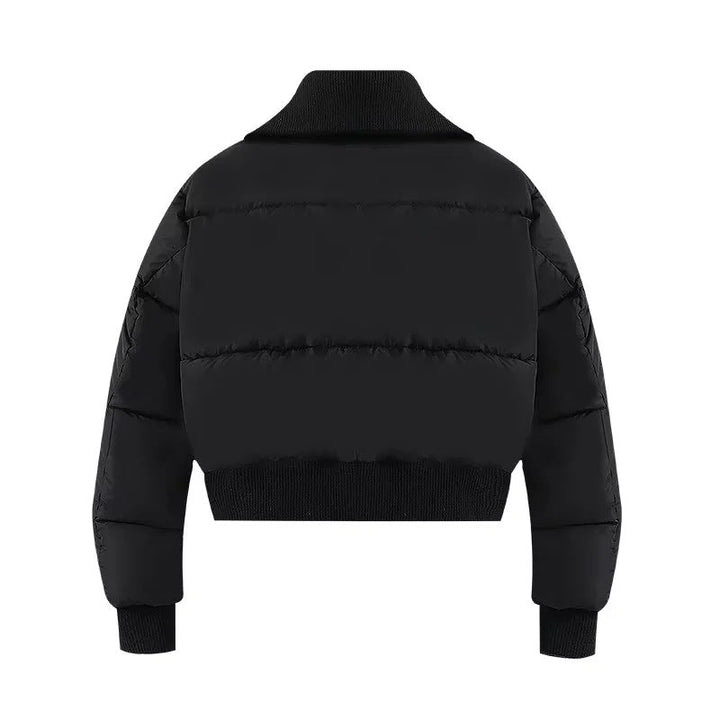 Dam Kort Quiltad Bomber Jacka med Hög Ståkrage, Ribbad Trims och Slanted Dragkedja Fickor