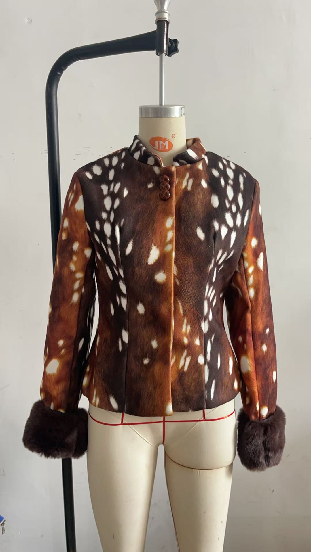 Dam skräddad kort jacka med Leopard tryck och Faux Fur muddar