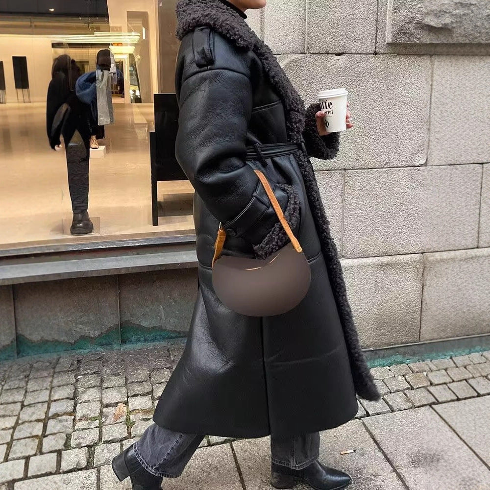 Dam lång konstläder kappa med teddyfoder och belted midja