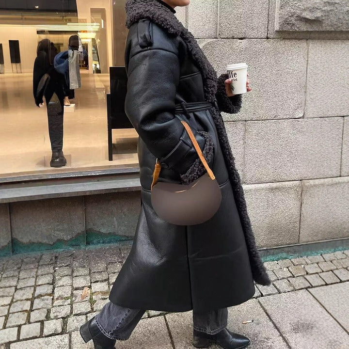 Dam lång konstläder kappa med teddyfoder och belted midja