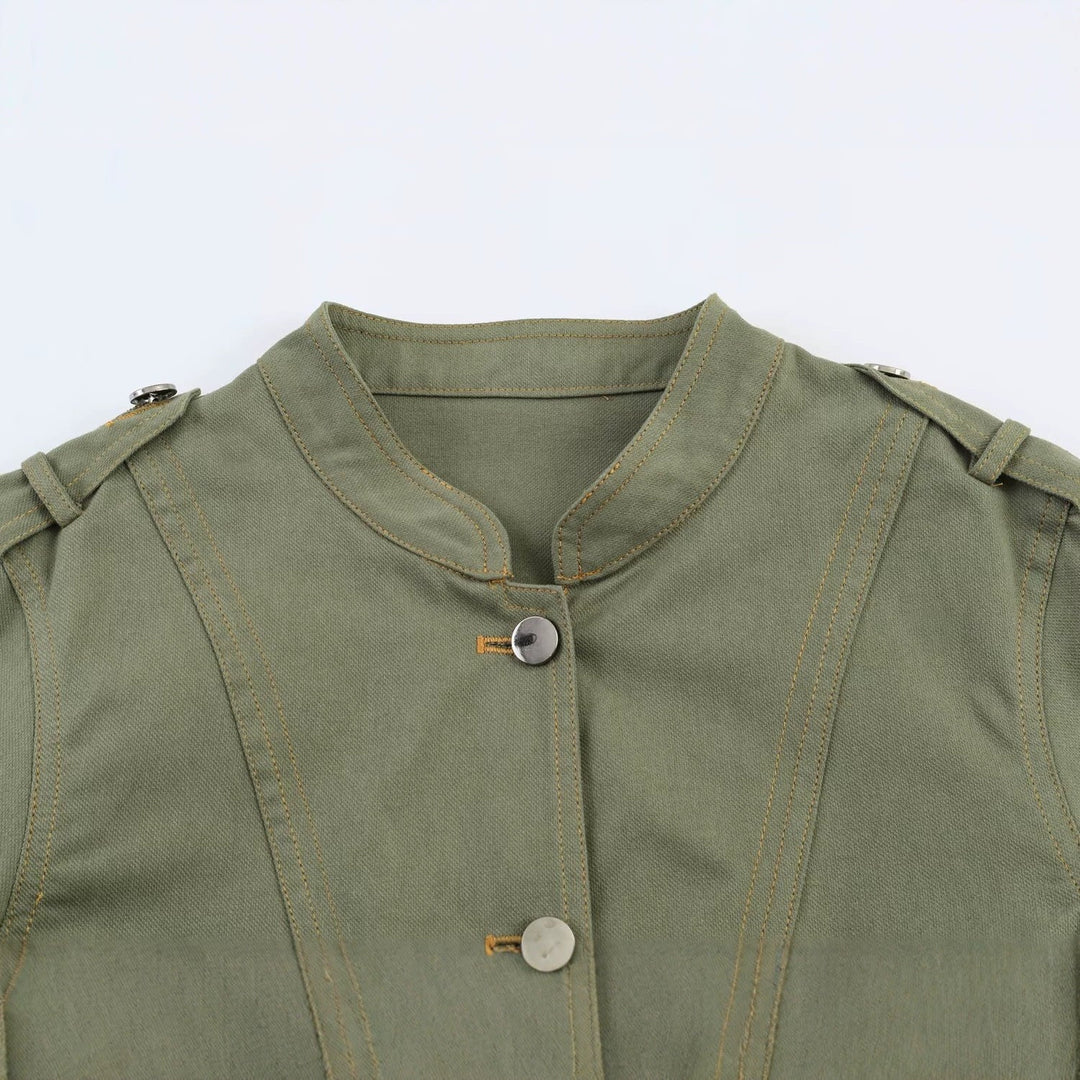 Dam kort jacka in utility stil med ståkrage och shoulder straps