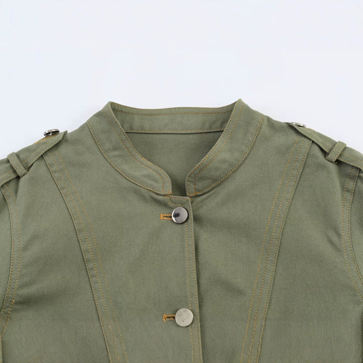 Dam kort jacka in utility stil med ståkrage och shoulder straps