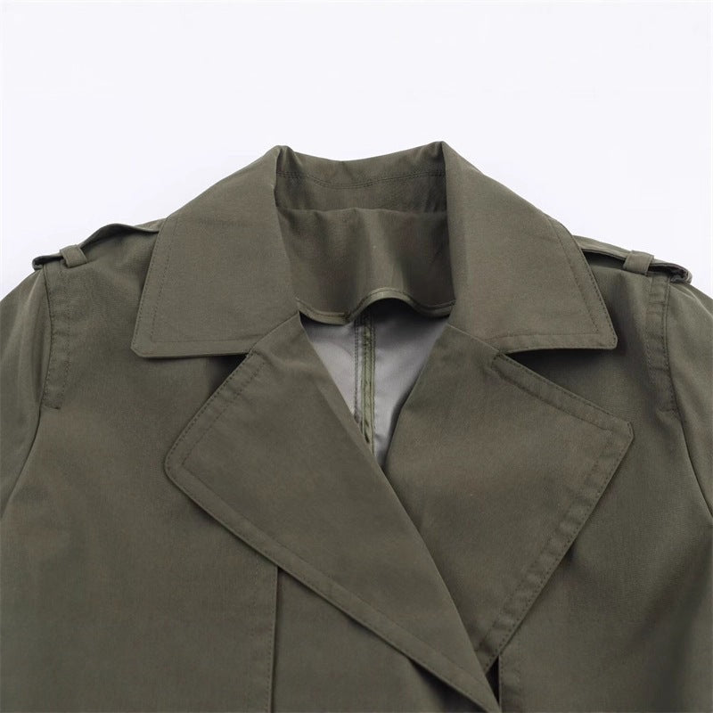 Dam kort trenchcoat med A-line silhuett, double-breasted knappslå, detachable bälte, och shoulder epaulettes