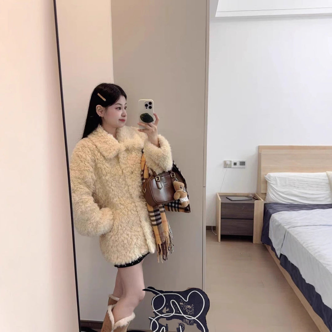 Dam teddy kappa gjord faux fur med oversize skärning och sidofickor