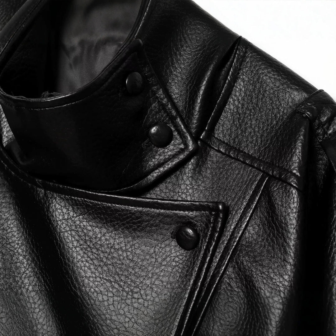 Dam kort jacka in asymmetrical biker-trench stil gjord vegan läderlook med hög ståkrage