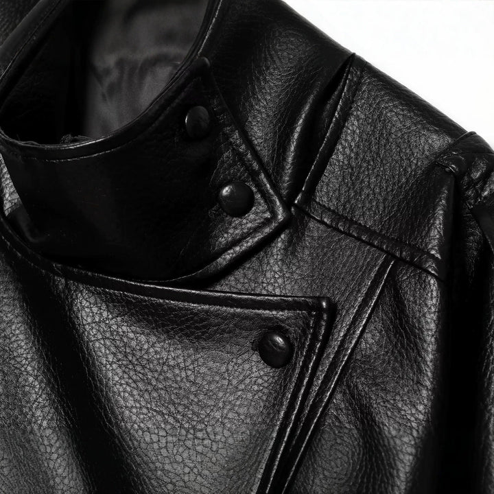 Dam kort jacka in asymmetrical biker-trench stil gjord vegan läderlook med hög ståkrage