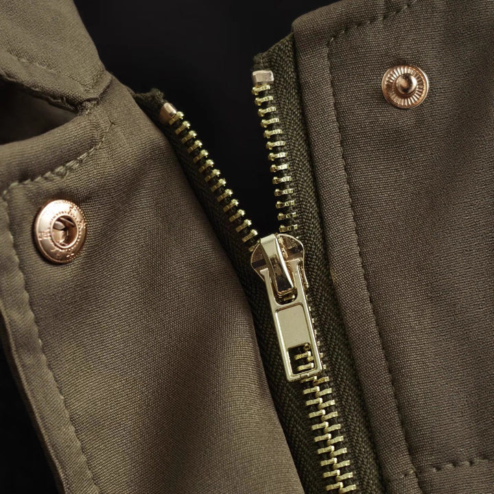 Dam oversized utility jacka med oversized flap fickor, dropped axel, och elastic waistband