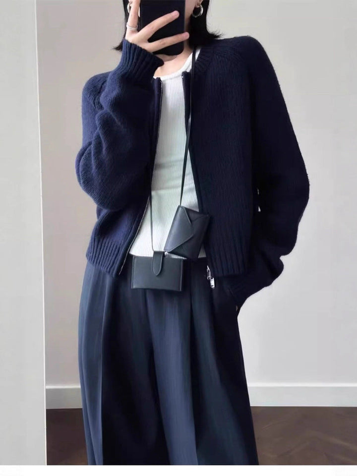 Dam kort jacka gjord mjuk fine knit med a hellång dragkedja och ribbed fåll