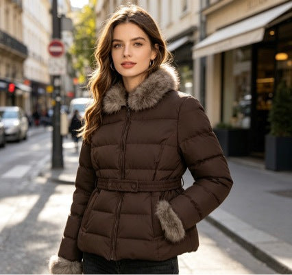 Dam kort skräddad vinter kviltad jacka med removable faux fur krage, tonal midja straps och dold två-way dragkedja