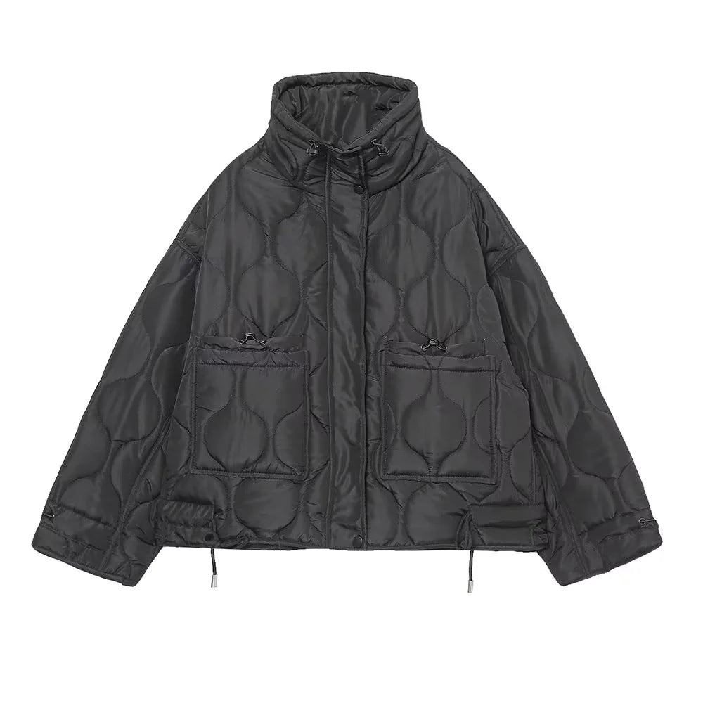 Dam quiltad kort jacka med high ståkrage, drawstring fåll och stor påsydda fickor