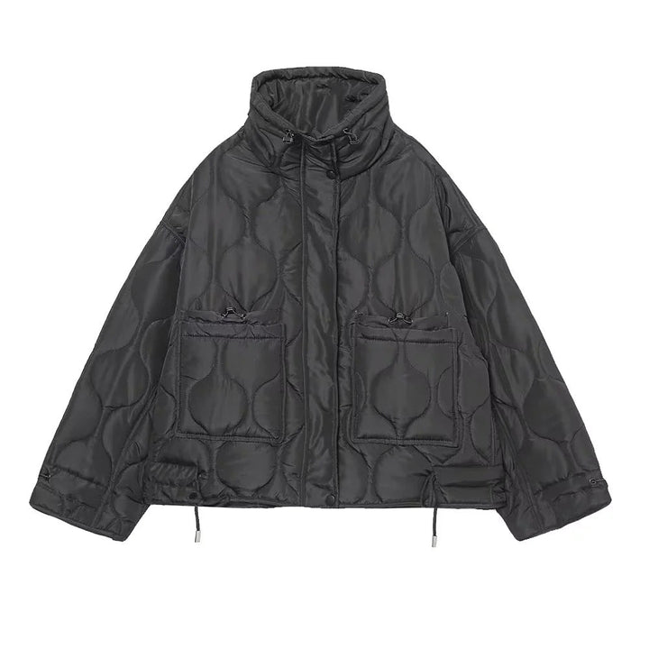 Dam quiltad kort jacka med high ståkrage, drawstring fåll och stor påsydda fickor