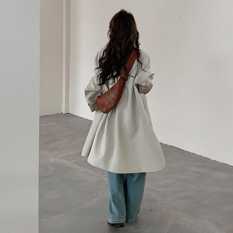Dam lätt trenchcoat med contrasted checked muddar