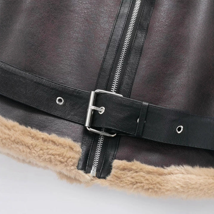 Dam cropped aviator jacka med waistband bälte, visible metal dragkedja, och teddy foder