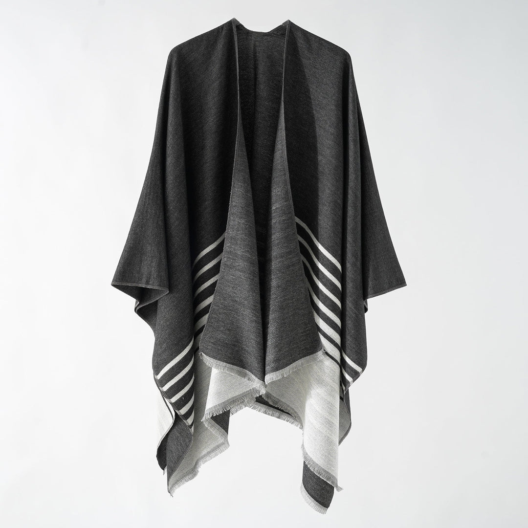Dam oversized poncho med en boxy passform, featuring en diagonal stripe panel och finely fringed fåll.