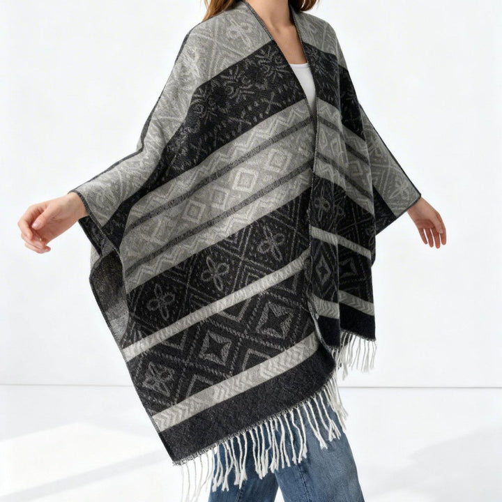 Dam Oversize Cape med woven diamond jacquard, V-neck och fransfåll