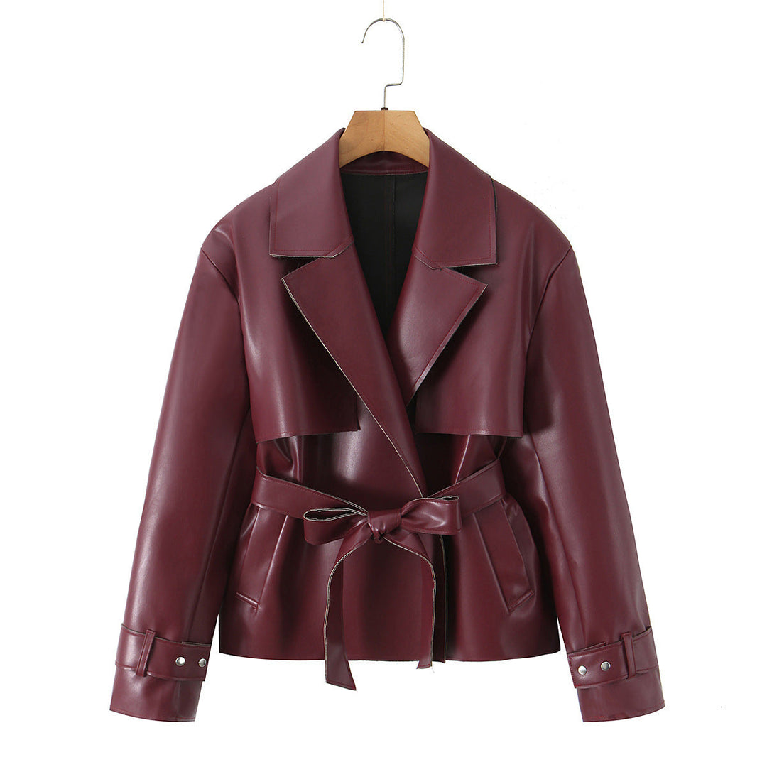 Dam skräddad kort trenchcoat med knytband och cape detail in vegan läderlook