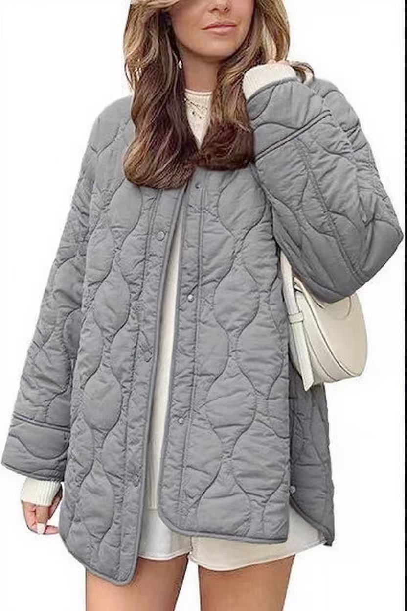 Dam kviltad jacka in oversize design med curved quilting och sido slit