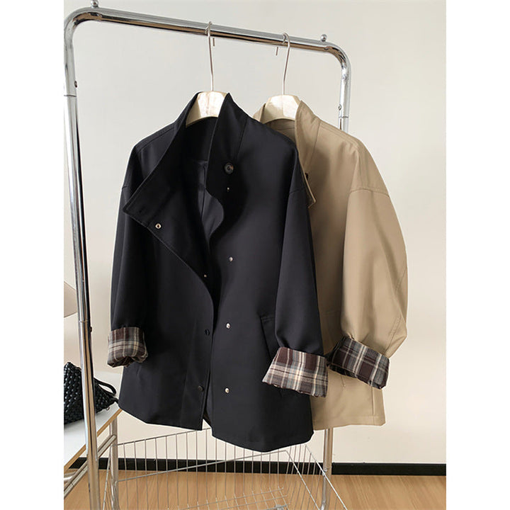 Dam kort trenchcoat in oversize boxig skärning med standing krage och rutig ärm turn-up
