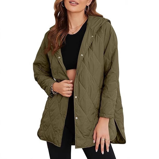 Dam kviltad med huva jacka med snap knappslå, sido slits, och medium length