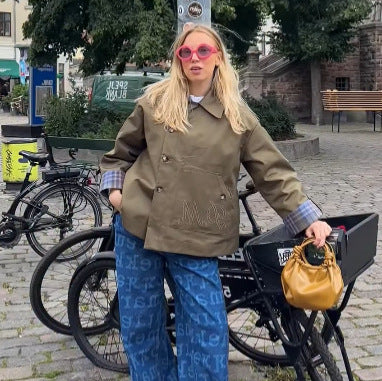 Dam kort jacka med rutig krage, tie scarf, och monogram ficka