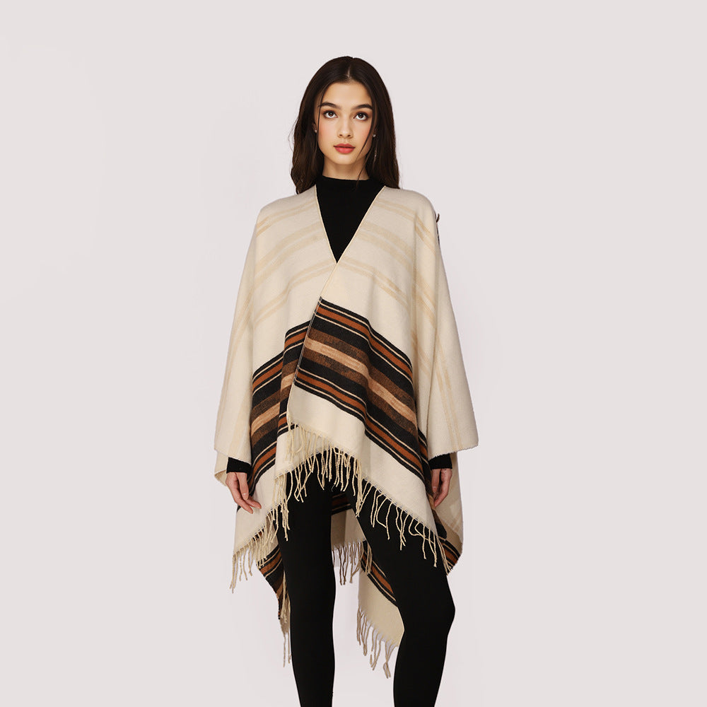 Dam mjuk Draping sjalkrage poncho tillverkad av ullblandning med randig Jacquard Borders och Fringed fåll